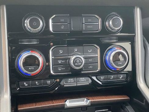 Used 2021 GMC Yukon XL Denali w/ Denali Premium Package image 31