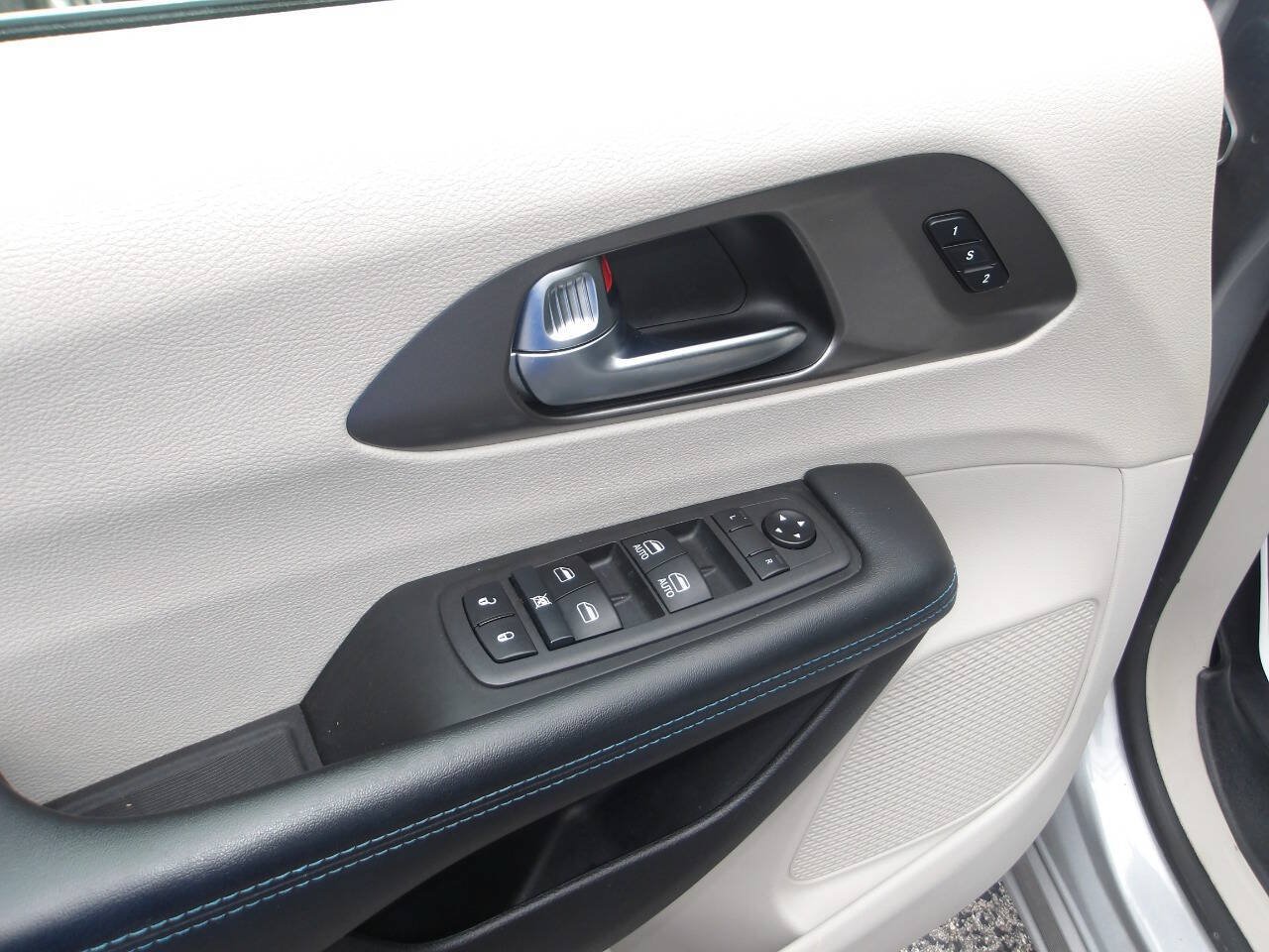 Used 2021 Chrysler Pacifica Touring-L FWD image 8