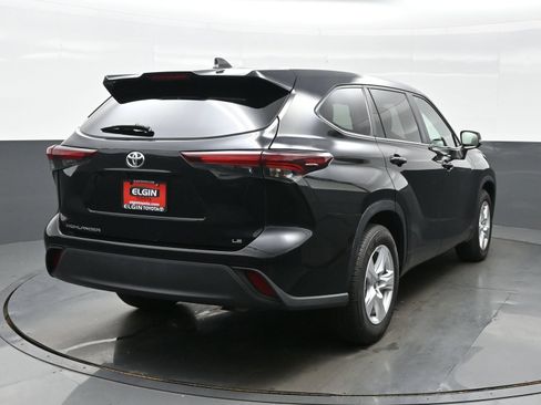 Used 2024 Toyota Highlander LE FWD image 5