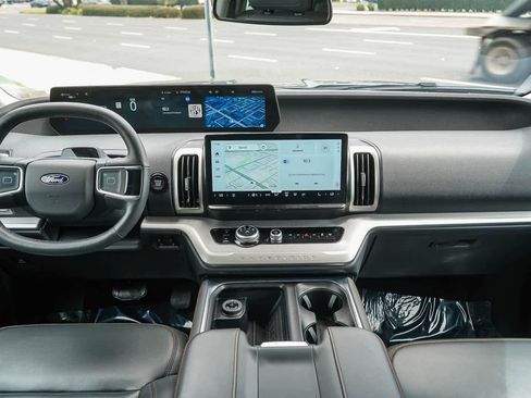 Used 2025 Ford Expedition Active RWD image 12
