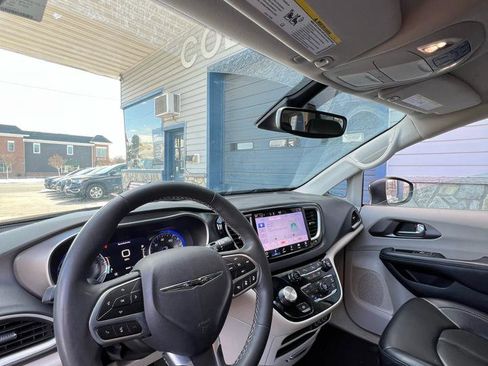 Used 2023 Chrysler Pacifica Touring-L image 18