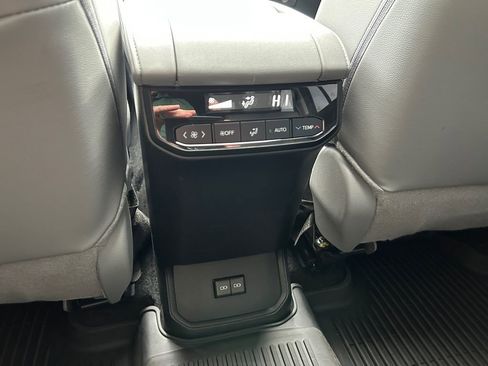 Used 2024 Toyota Highlander XLE image 36