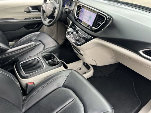 Used 2023 Chrysler Pacifica Touring-L FWD image 13