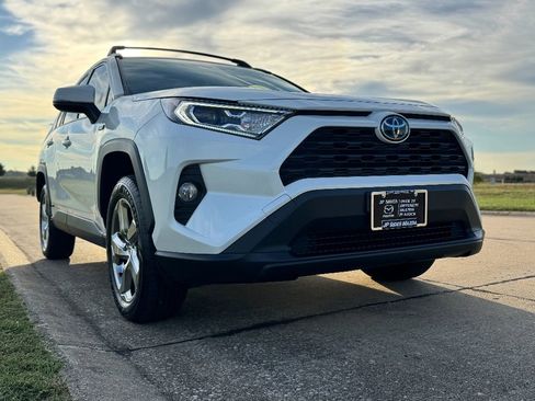 Used 2021 Toyota RAV4 XLE Premium image 3