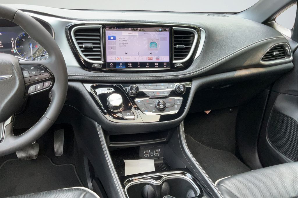 Used 2025 Chrysler Pacifica Limited FWD image 15