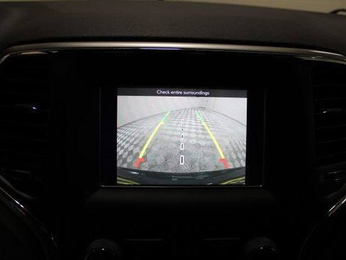 Used 2018 Jeep Grand Cherokee Laredo image 4