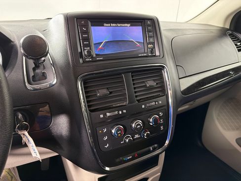 Used 2019 Dodge Grand Caravan SE FWD image 13