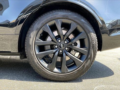 Used 2024 Land Rover Discovery Dynamic SE AWD/4WD image 10