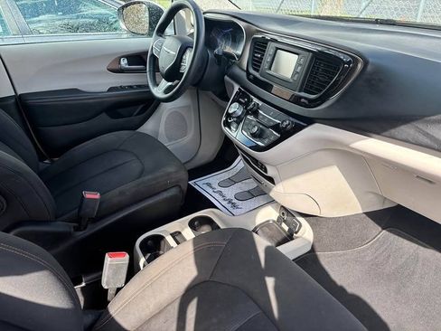 Used 2017 Chrysler Pacifica Touring FWD image 5