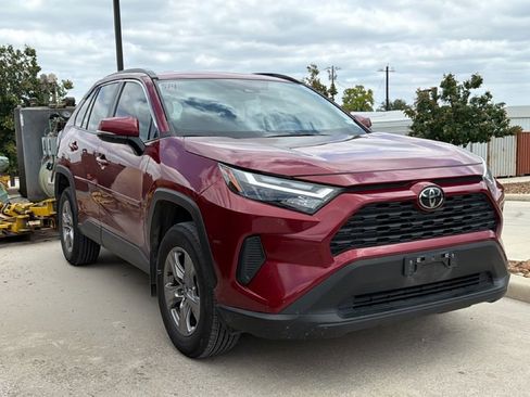 Used 2024 Toyota RAV4 XLE FWD image 3