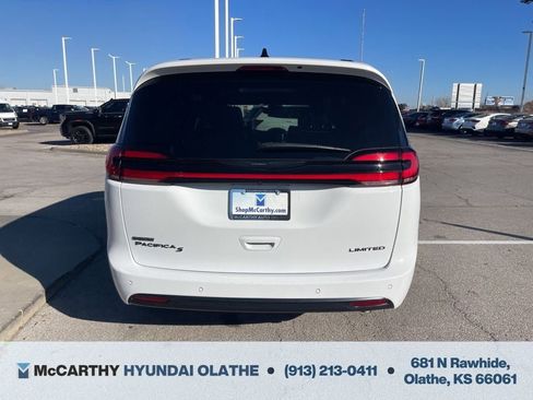Used 2025 Chrysler Pacifica Limited FWD image 16
