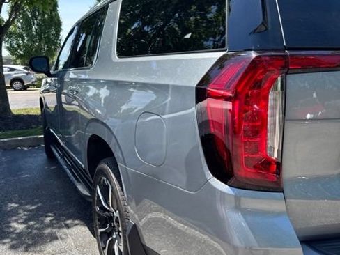 Used 2023 GMC Yukon XL SLT AWD/4WD image 4