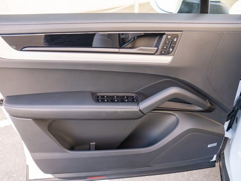 Certified 2026 Porsche Cayenne AWD/4WD image 10