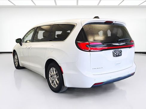 Used 2023 Chrysler Pacifica Touring-L image 6