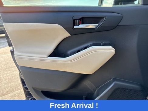 Used 2024 Toyota Highlander XLE FWD image 12
