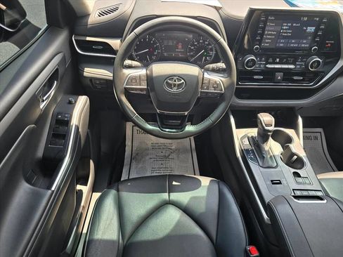 Used 2021 Toyota Highlander XLE FWD image 3