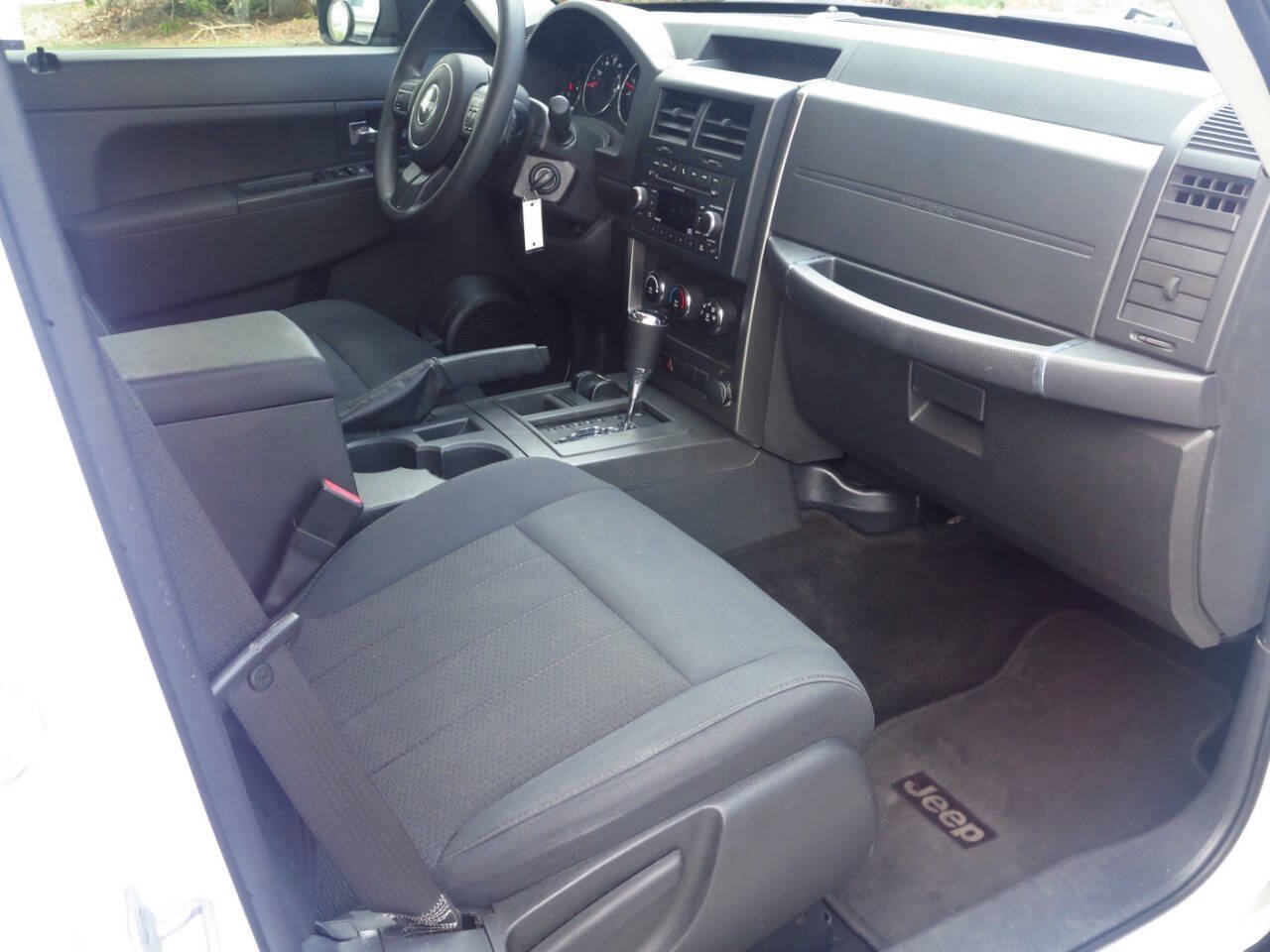Used 2011 Jeep Liberty Sport AWD/4WD image 10