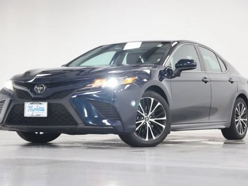 Used 2020 Toyota Camry SE FWD image 6