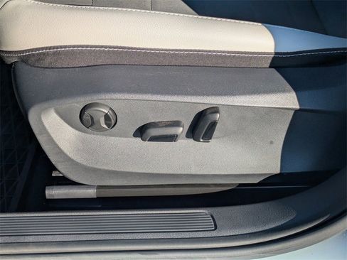 Certified 2025 Volkswagen Taos SE w/ Panoramic Sunroof Package image 20