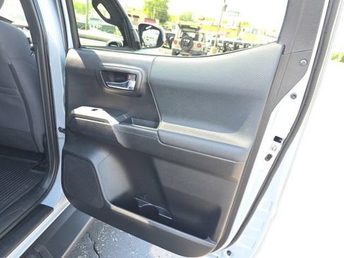 Used 2018 Toyota Tacoma TRD Sport AWD/4WD image 46