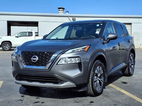 Used 2023 Nissan Rogue SV image 2