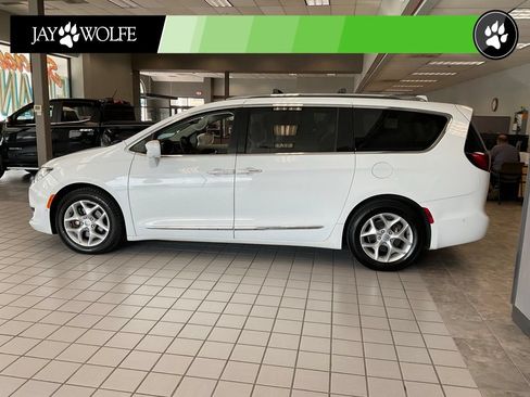 Used 2018 Chrysler Pacifica Touring-L Plus w/ Advanced Safetytec Group FWD image 4