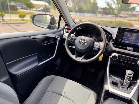 Used 2020 Toyota RAV4 LE AWD/4WD image 10