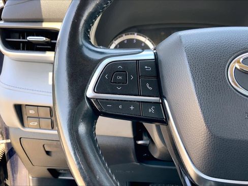 Used 2021 Toyota Highlander LE FWD image 23