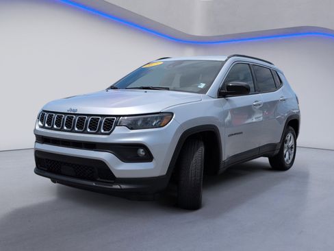 Used 2025 Jeep Compass Latitude AWD/4WD image 11