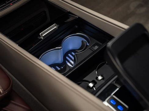 Used 2025 Mercedes-Benz Maybach GLS 600 4MATIC image 39