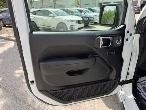 Used 2025 Jeep Gladiator Mojave w/ Convenience Group image 13