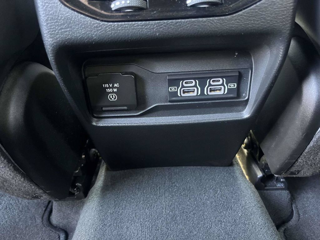Used 2025 Jeep Grand Cherokee Altitude AWD/4WD image 12