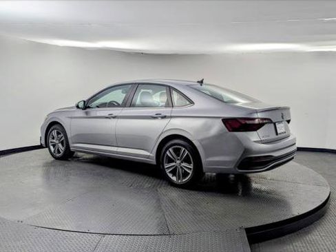 Used 2024 Volkswagen Jetta SE image 4