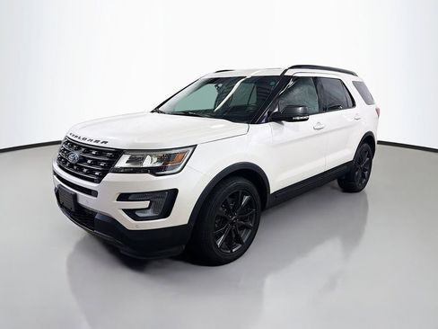 Used 2017 Ford Explorer XLT w/ Equipment Group 202A AWD/4WD image 5