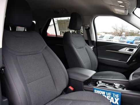 Used 2025 Ford Explorer Active AWD/4WD image 15