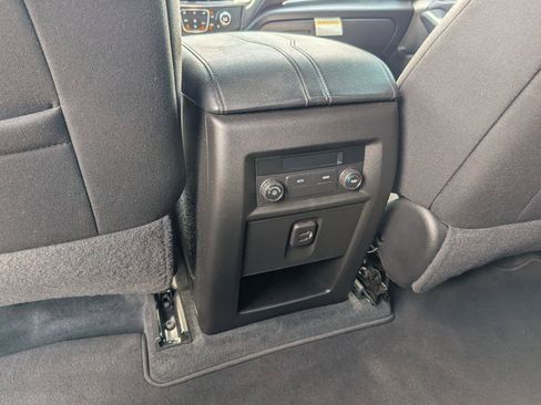 Used 2023 Chevrolet Traverse LT FWD image 31