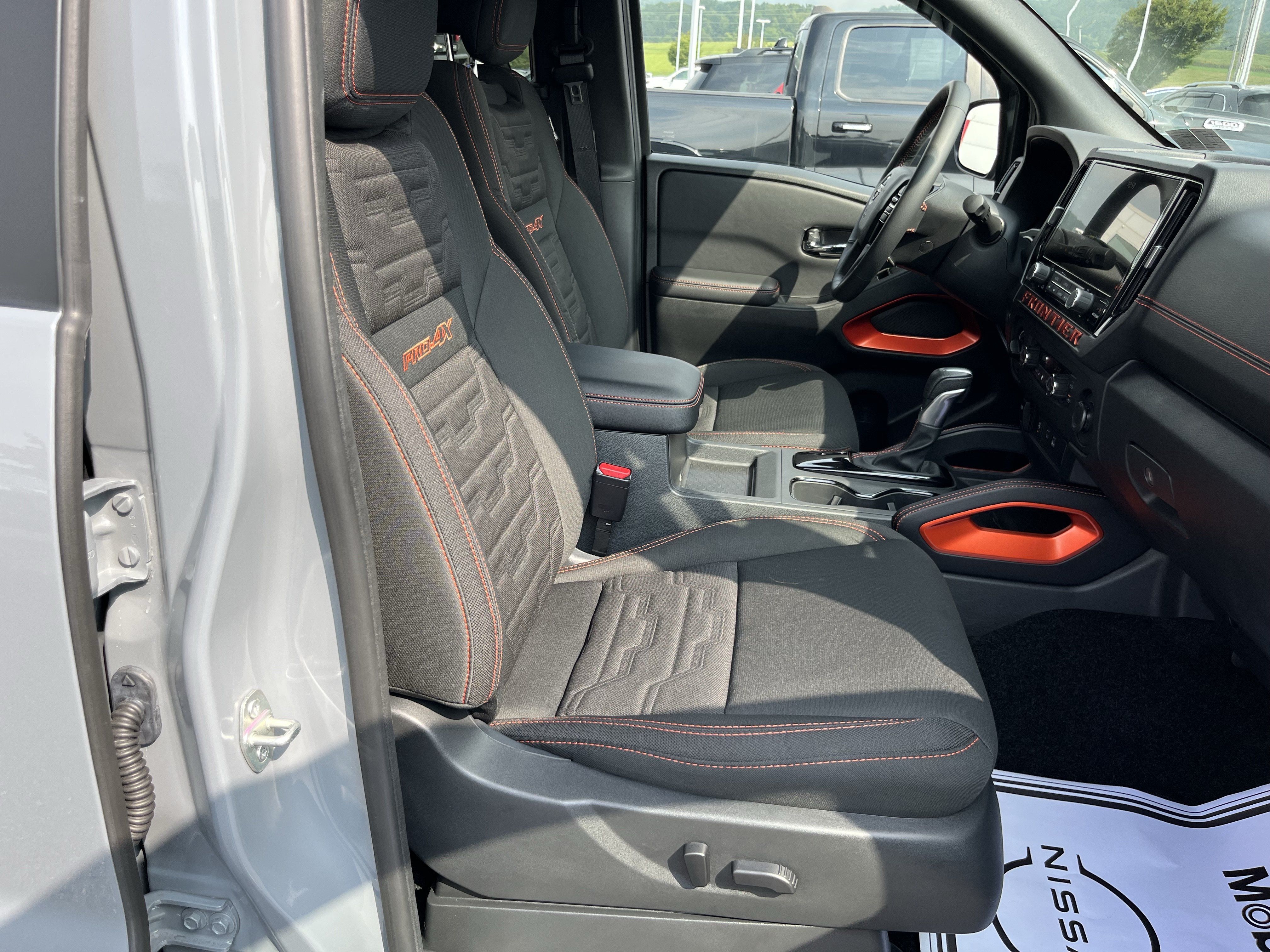 Used 2025 Nissan Frontier PRO-4X AWD/4WD image 3