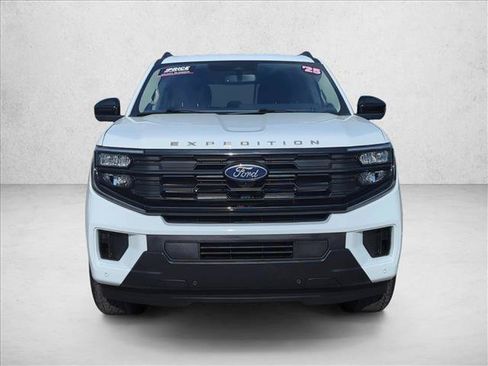 Used 2025 Ford Expedition Active RWD image 2