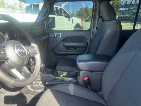 Used 2023 Jeep Gladiator Sport image 3