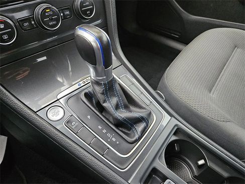 Used 2017 Volkswagen e-Golf SE w/ DC Fast Charging Package image 23