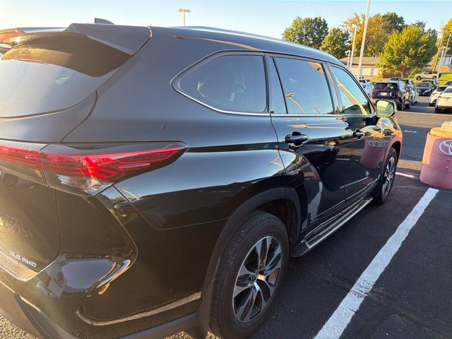 Used 2021 Toyota Highlander XLE AWD/4WD image 3