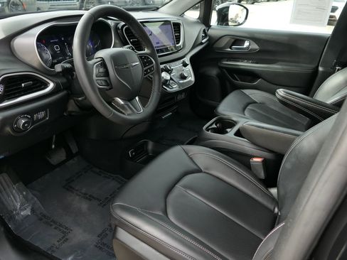 Used 2025 Chrysler Pacifica Select image 9