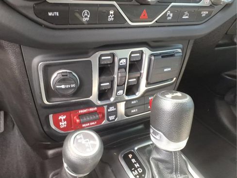 Used 2024 Jeep Wrangler Unlimited Rubicon w/ Technology Group AWD/4WD image 17