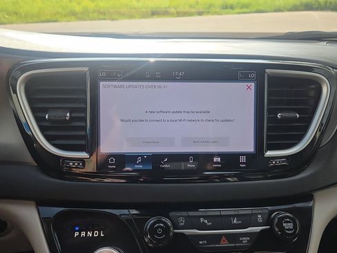 Used 2023 Chrysler Pacifica Touring-L FWD image 22