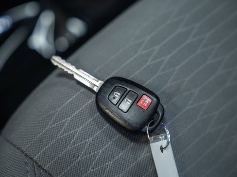 Used 2018 Toyota Tacoma SR5 AWD/4WD image 49
