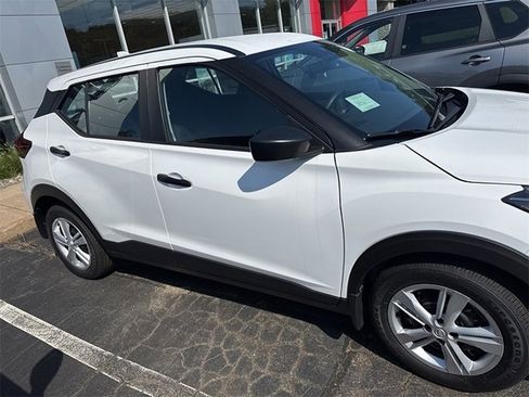 New 2025 Nissan Kicks Play S image 3