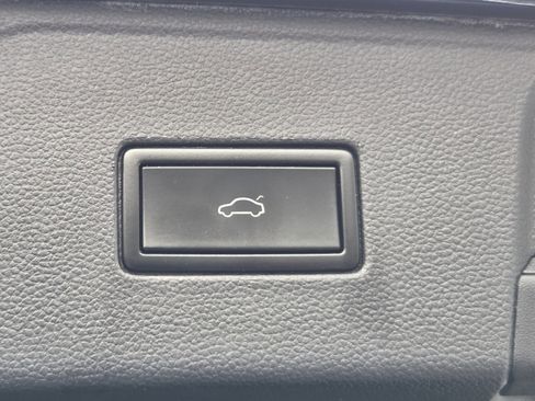 Used 2021 Volkswagen Atlas SEL Premium image 33