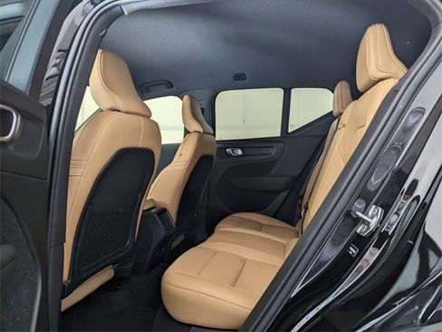 Used 2019 Volvo XC40 T5 Momentum image 7