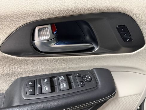 Used 2023 Chrysler Pacifica Touring-L FWD image 30