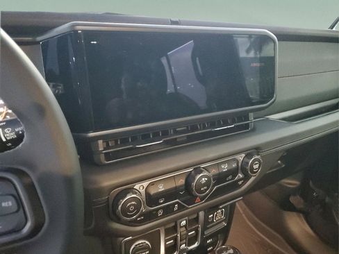 Used 2025 Jeep Wrangler Unlimited Rubicon w/ Technology Group image 16